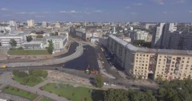 Asfalt, kaldırım yolunda makine ve titreşim silindiri yayıyor.