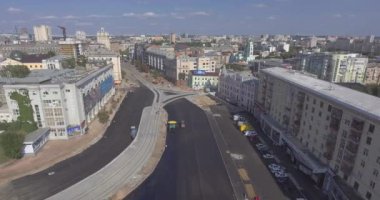 Asfalt, kaldırım yolunda makine ve titreşim silindiri yayıyor.