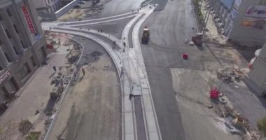 Tramvay raylarının kesiştiği yol, inşaat alanı