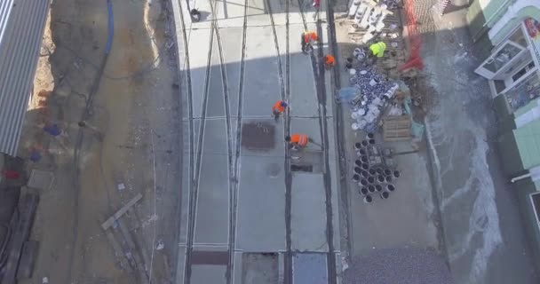 Tramvay raylarının kesiştiği yol, inşaat alanı — Stok video