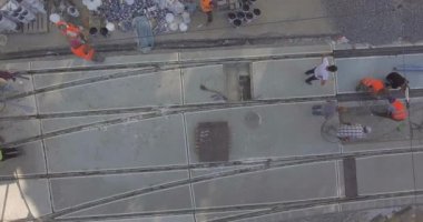 Tramvay raylarının kesiştiği yol, inşaat alanı