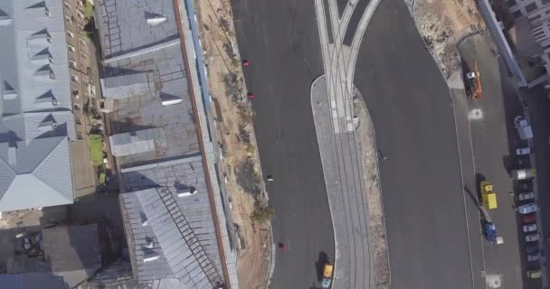 Asfalt šířící stroj a vibrační válec na dlažbě silnice funguje antény — Stock video