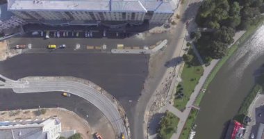 Asfalt, kaldırım yolunda makine ve titreşim silindiri yayıyor.