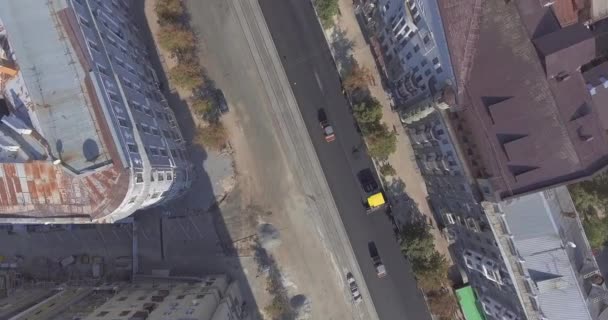 Asfalt verspreiden machine en vibratie roller op stoep weg werkt luchtfoto — Stockvideo