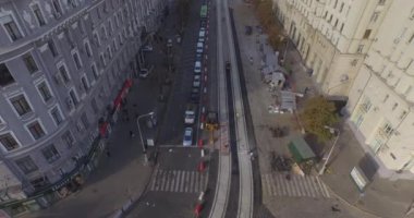 Tramvay raylarının kesiştiği yol, inşaat alanı