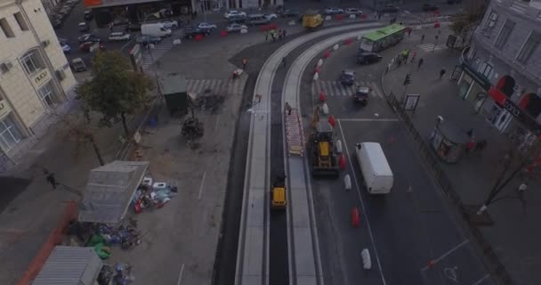 Реконструкція доріг з перетином трамвайних колій, будівельний майданчик — стокове відео