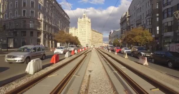 Przebudowa drogi z skrzyżowaniem szyn tramwajowych, plac budowy — Wideo stockowe