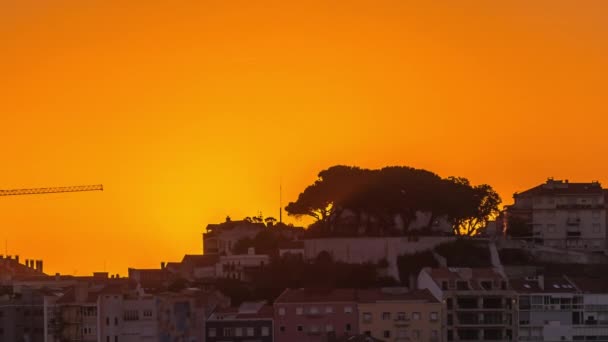 Salida del sol sobre el horizonte urbano aéreo de Lisboa timelapse desde el punto de vista de San Pedro de Alcántara, Portugal . — Vídeos de Stock