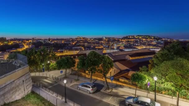 Lisboa paisaje urbano aéreo horizonte noche al día timelapse desde el punto de vista de San Pedro de Alcántara, Portugal — Vídeos de Stock