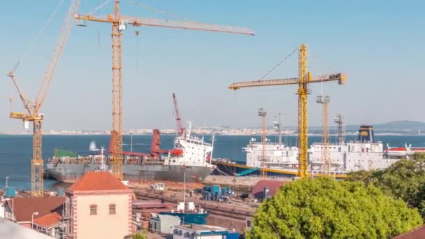 Skyline πάνω από το εμπορικό λιμάνι της Λισαβόνας timelapse, εμπορευματοκιβώτια στην προβλήτα με γερανούς φορτίου — Αρχείο Βίντεο