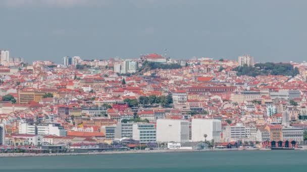 Panorama del centro histórico de Lisboa timelapse aéreo visto desde arriba el margen sur del río Tajo o Tejo . — Vídeo de stock