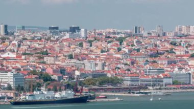 Lizbon Tarihi Merkezi 'nin Panoraması Tagus veya Tejo Nehri' nin güney kıyısından izlendi.