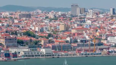 Lizbon Tarihi Merkezi 'nin Panoraması Tagus veya Tejo Nehri' nin güney kıyısından izlendi.