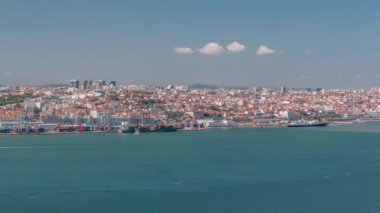 Lizbon Tarihi Merkezi 'nin Panoraması Tagus veya Tejo Nehri' nin güney kıyısından izlendi.