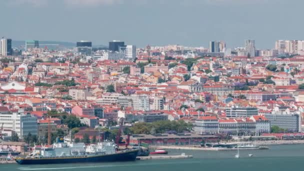 Lisszabon történelmi belvárosának panorámája légi felvétel a Tagus vagy a Tejo folyó déli pereméről. — Stock videók