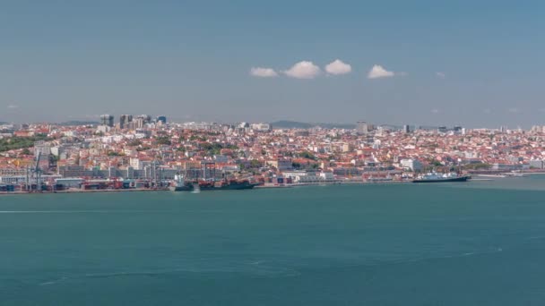 Panorama historycznego centrum Lizbony z lotu ptaka nad południowym krańcem rzeki Tagus lub Tejo. — Wideo stockowe