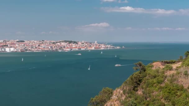 Panorama del centro histórico de Lisboa timelapse aéreo visto desde arriba el margen sur del río Tajo o Tejo . — Vídeo de stock