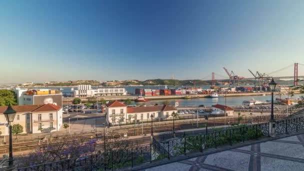 Skyline över Lissabon kommersiell hamn timelapse, 25 April Bridge, containrar på piren med fraktkranar — Stockvideo