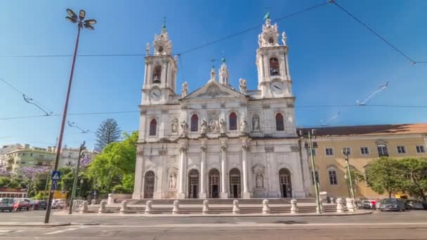 Kilátás a Bazilikára da Estrela a lisszaboni timelapse hyperlapse utcáiról, Portugália. — Stock videók