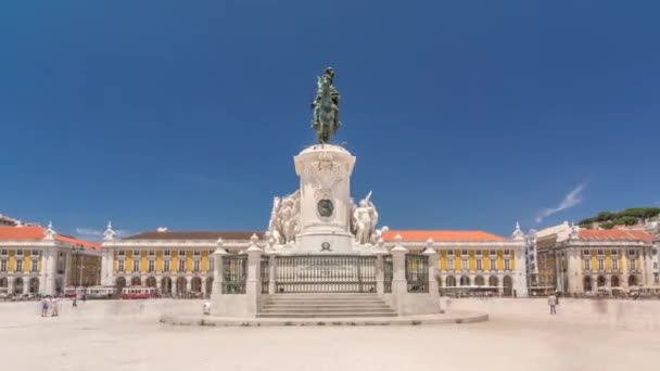 Commerce square in Lissabon timelapse hyperlapse, portugal. Statue des Königs Josej im Vordergrund — Stockvideo