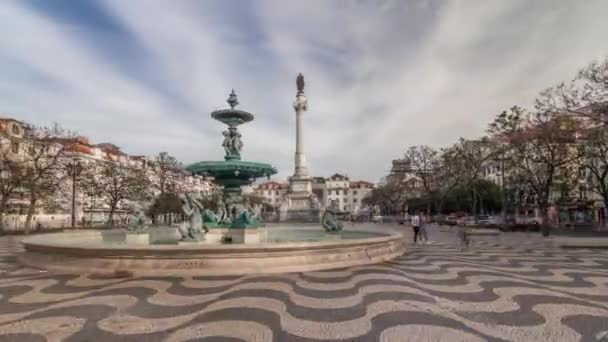 Piața Rossio cu fântână și monument pe coloană, situată la hiperlapsul cartierului Baixa din Lisabona, Portugalia — Videoclip de stoc