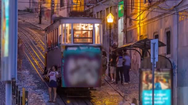 Lisbons Gloria funicular gece gündüz Avenida da Liberdade 'in batı yakasında yer alır. — Stok video