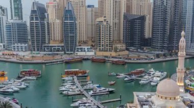 Dubai Limanı 'ndaki yatlar El Rahim Camii' nin ve konut kulelerinin ve gökdelenlerin kanatları ile çevrili..