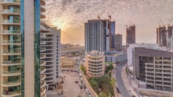 Dubai Marina rascacielos, puerto con yates de lujo y Marina paseo aéreo atardecer timelapse — Vídeos de Stock