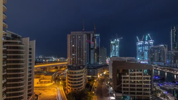 Dubai Marina mrakodrapy a promenádní letecká noc na den timelapse, Dubaj, Spojené arabské emiráty — Stock video