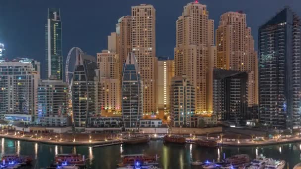 Люксовые яхты припарковались на пирсе в заливе Dubai Marina с видом на город — стоковое видео