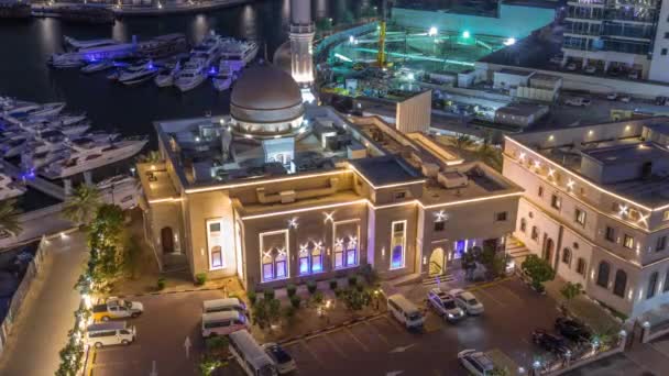 Яхти в Дубаї Марина в оточенні мечеті Аль-Рахім і житлових веж і хмарочосів повітря ніч в день таймелапс. — стокове відео