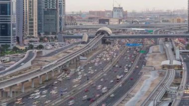 Dubai Marina yakınlarındaki Şeyh Zayed yoluna giden hava manzarası ve Dubai 'deki gündüz ve gece saatleri..