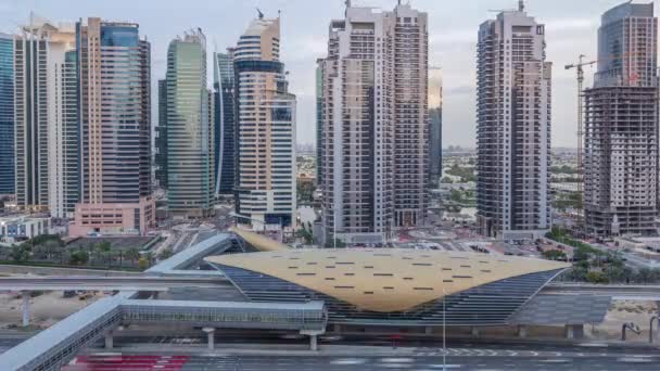 Vista aérea para a estrada Sheikh Zayed perto de Dubai Marina e JLT dia a noite timelapse, Dubai . — Vídeo de Stock