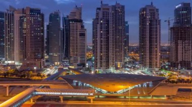 Dubai Marina yakınlarındaki Şeyh Zayed yoluna giden hava manzarası ve Dubai 'deki Jlt..