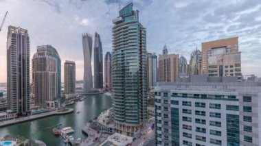 Dubai Marina yerleşim yerlerinin ve ofis gökdelenlerinin havadan görüntüsü. Rıhtıma bakan gündüz ve gece saatleri var.