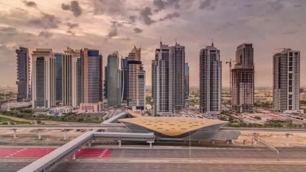 Bovenaanzicht vanuit de lucht naar Sheikh Zayed road tijdens zonsopgang nabij Dubai Marina en Jlt timelapse, Dubai. — Stockvideo