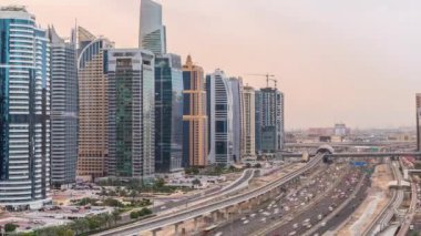 Dubai Marina yakınlarındaki Şeyh Zayed yoluna giden hava manzarası ve Dubai 'deki gündüz ve gece saatleri..