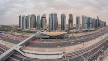Dubai Marina yakınlarındaki Şeyh Zayed yoluna giden hava manzarası ve Dubai 'deki gündüz ve gece saatleri..