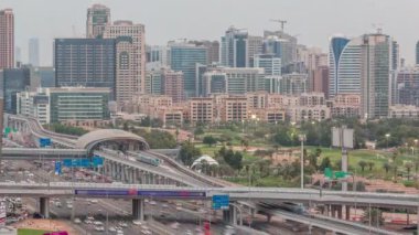 Dubai Golf Sahası 'nın arka planında Gereens ve tecom bölgelerinden oluşan bir şehir manzarası var. Hava gününden gece saatine kadar.