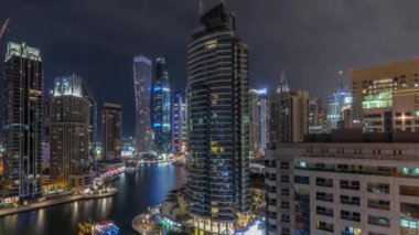 Dubai Marina yerleşim ve ofis gökdelenlerinin deniz manzarası.