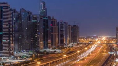 Dubai Marina yakınlarındaki Şeyh Zayed yoluna giden hava manzarası ve Dubai 'deki Jlt..