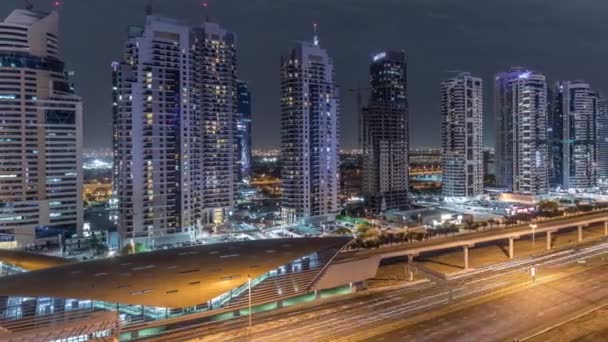 Dubai Marina ve Jlt Timelapse, Dubai yakınlarındaki Şeyh Zayed yoluna giden hava manzaralı.. — Stok video