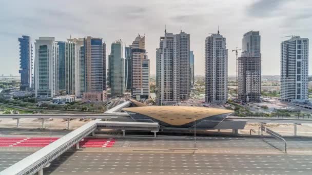 Bovenaanzicht vanuit de lucht naar Sheikh Zayed Road vanuit Dubai Marina met de tijdspanne van de Jlt wolkenkrabbers gedurende de hele dag, Dubai. — Stockvideo