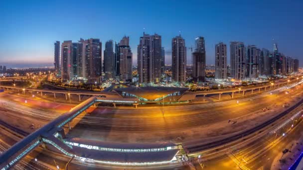 Luftaufnahme der Sheikh Zayed Road in der Nähe des Jachthafens von Dubai und Zeitraffer von Nacht zu Tag, Dubai. — Stockvideo
