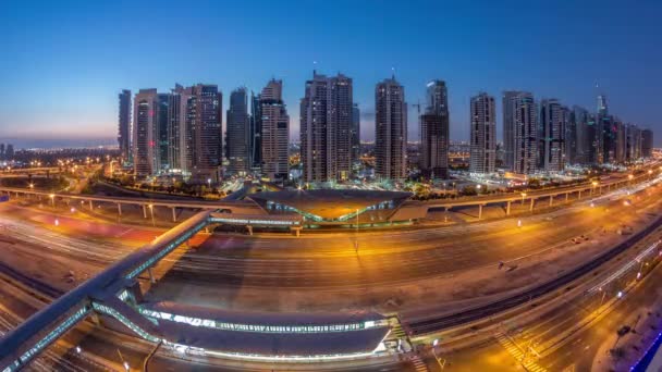 Légi felvétel Sheikh Zayed út közelében Dubai Marina és Jlt éjjel-nappal timelapse, Dubai. — Stock videók