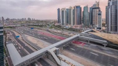 Dubai Marina yakınlarındaki Şeyh Zayed yoluna giden hava manzarası ve Dubai 'deki gündüz ve gece saatleri..
