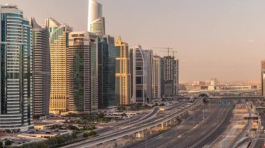 Dubai Marina ve Jlt Timelapse, Dubai yakınlarındaki Şeyh Zayed yoluna giden hava manzaralı..