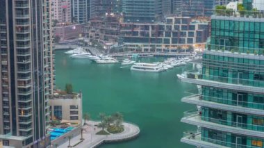 Dubai Marina yerleşim yerlerinin ve ofis gökdelenlerinin havadan görüntüsü. Rıhtıma bakan gündüz ve gece saatleri var.
