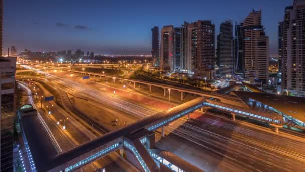 Vista aérea para a estrada Sheikh Zayed perto de Dubai Marina e JLT noite a dia timelapse, Dubai . — Vídeo de Stock