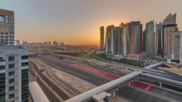 Légi felvétel Sheikh Zayed út napkeltekor közelében Dubai Marina és Jlt timelapse, Dubai. — Stock videók